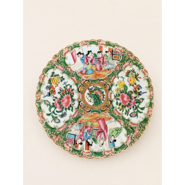 Chinese Set of Four Scalloped Rim Rose Medallion Plates, 19th Century For Sale - Image 3 of 6
