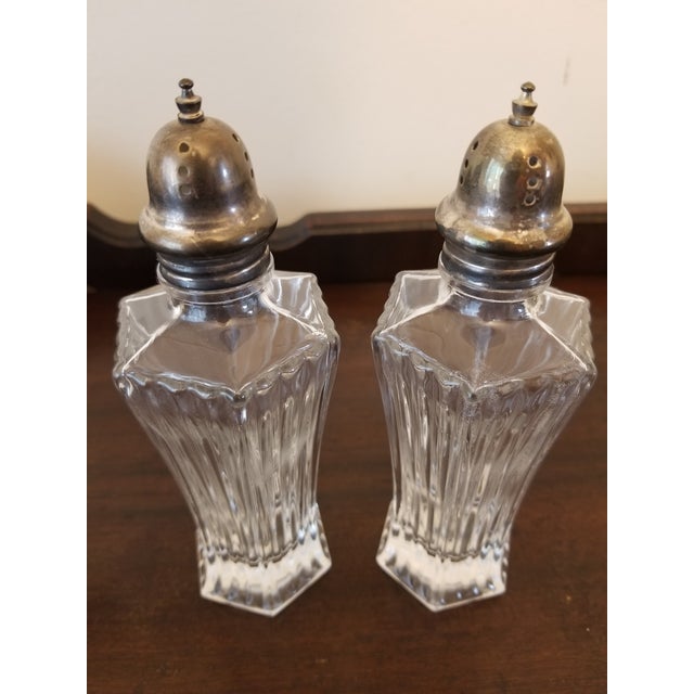 These crystal, hexagon salt and pepper shakers will add beauty to your table. Tall and elegant, with a ribbed pattern,...