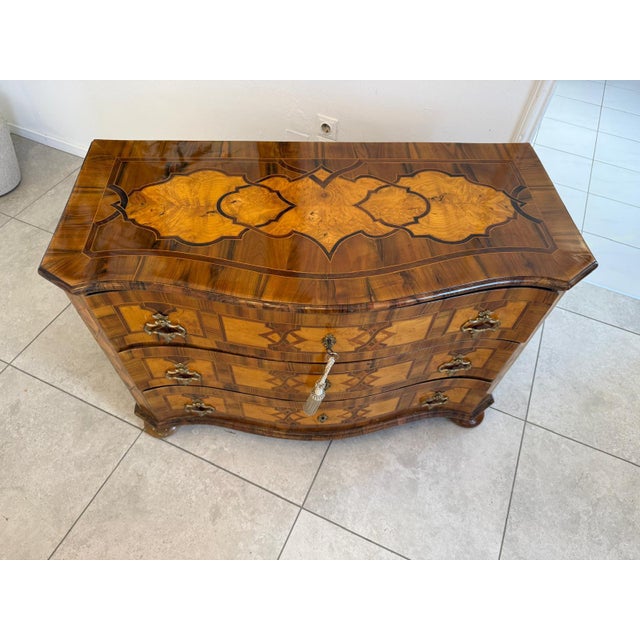 Brown Baroque Chest of Drawers in Walnut Veneer For Sale - Image 8 of 18