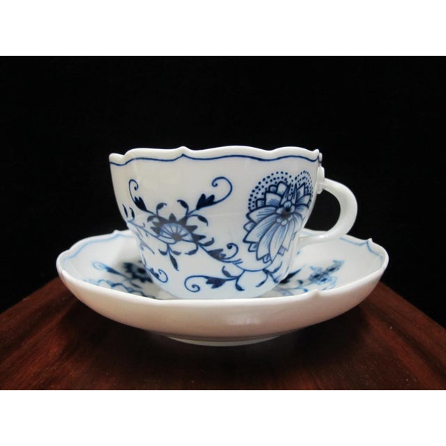 Early 20th Century Meissen Blue Onion Porcelain Scallop Rim Coffee Cup & Saucer Set of 4 For Sale - Image 5 of 16