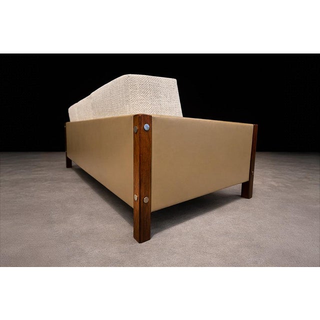 Sergio Rodrigues Sofa "Millor" in Rosewood, Fabric & Leather, Sergio Rodrigues, 1960s For Sale - Image 4 of 13