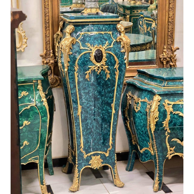 French Louis XV Emerald Green Pedestal With Gilded Bronze Mounts & Hand-Applied Gold Leaf For Sale - Image 4 of 5