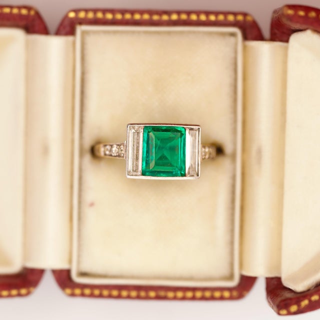 Art Deco Art Deco 1.58 Carat No Oil Colombian Emerald & Diamond 3 Stone Platinum Ring For Sale - Image 3 of 15