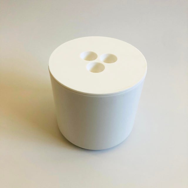 A vintage 1970s white plastic ice bucket. Features a flush lid with 3 circular indents for using as a handle. Great...