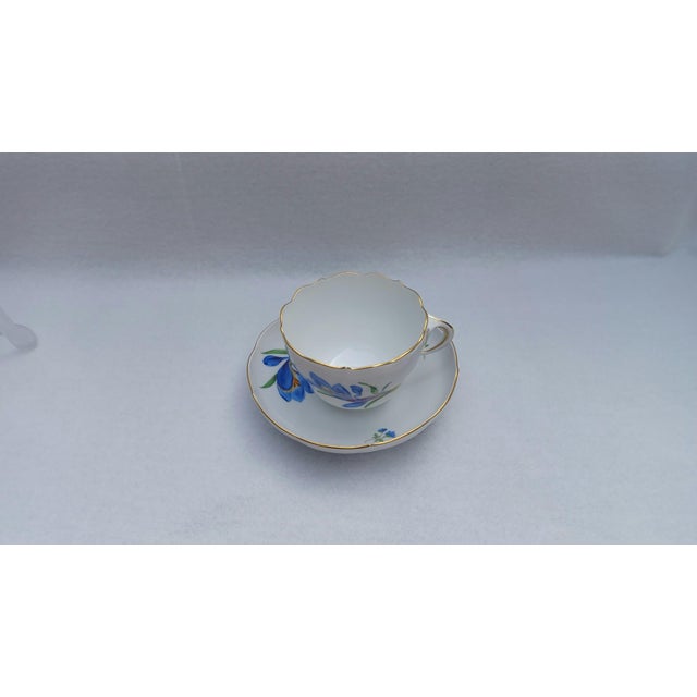 Mid-Century Modern Porcelain Tea Cup and Saucer with Hand-Painted Blue Crocus from Meissen, 1960, Set of 2 For Sale - Image 3 of 17