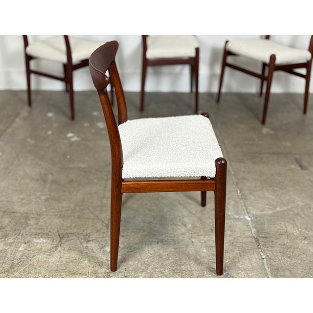 Mid-Century Modern 1950s Hans J. Wegner W2 Dining Chairs - Twelve 12 - Danish Modern Teak - CM Madsens For Sale - Image 3 of 11
