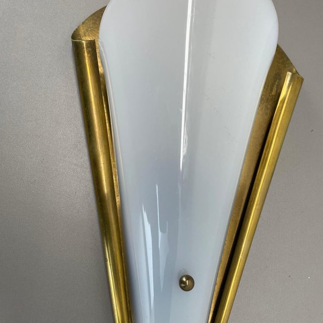 Metal Minimalist Brass and Acrylic Glass Wall Light by Gio Ponti in the style of Stilnovo, Italy, 1950s For Sale - Image 7 of 18