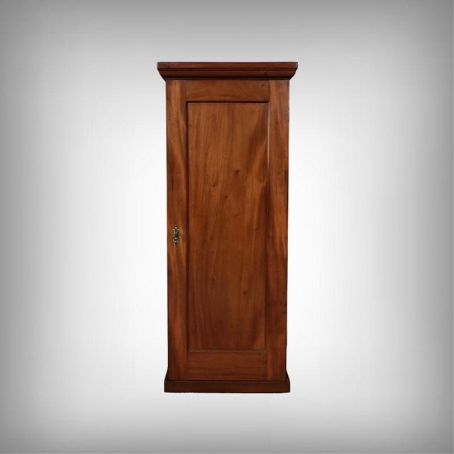 This small mahogany bookcase from the 1900s exudes a discreet and refined presence, enhanced by the warm depth of its...