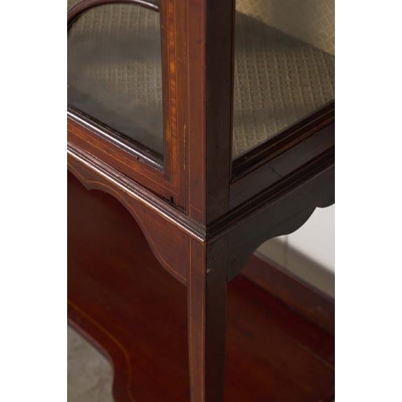 1910s Edwardian Sheraton Revival Mahogany Glass Front Display Case on Spade Legs For Sale - Image 9 of 11