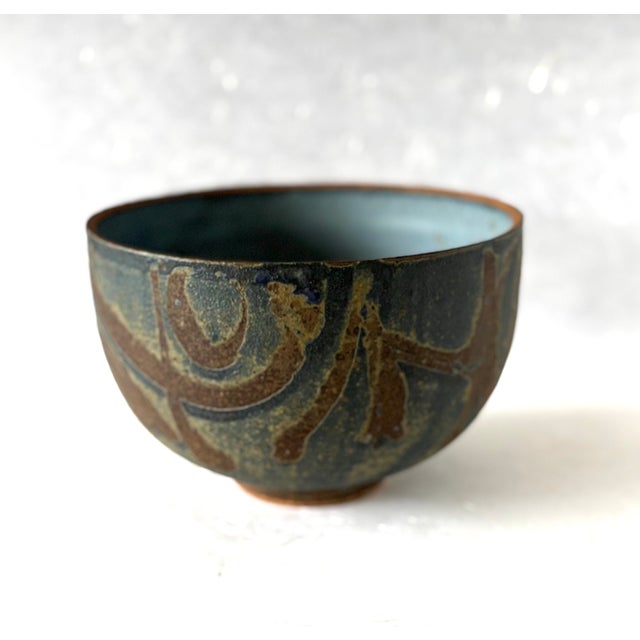 American An Elegant Vintage Hand-Made Stoneware Art Pottery Bowl by Gerry Williams For Sale - Image 3 of 10