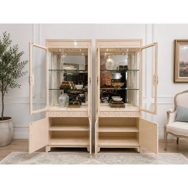 These Henredon Folio 10 display cabinets are part of the Faux Goatskin Collection, known for its distinctive finish. They...