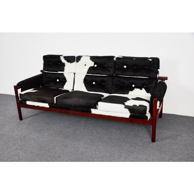 Wood Turiguanó Sofa in Mahogany and Cowhide by Gonzalo Córdoba for DUJO, Havana, 1959 For Sale - Image 7 of 18