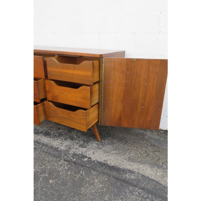 Brown Young Manufacturing Mid 20th Century Curved Boomerang Dresser Sideboard 6171 For Sale - Image 8 of 18
