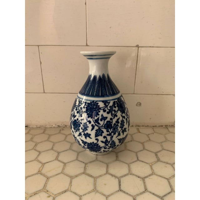 1990s Blue & White Porcelain Floral Chinoiserie Vase For Sale - Image 5 of 11
