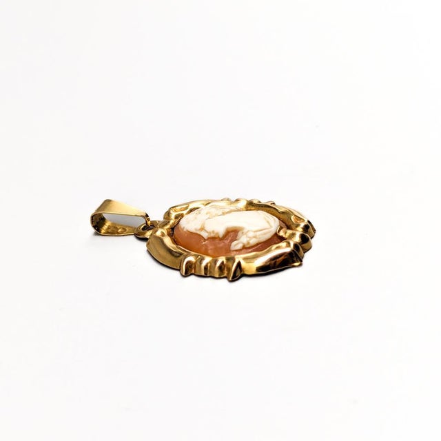 Pendant, Gold, 18K, 2.73g (Of which precious metal: approx. 2.5g), Length: 23mm, Width: 20mm, Good condition. This piece...