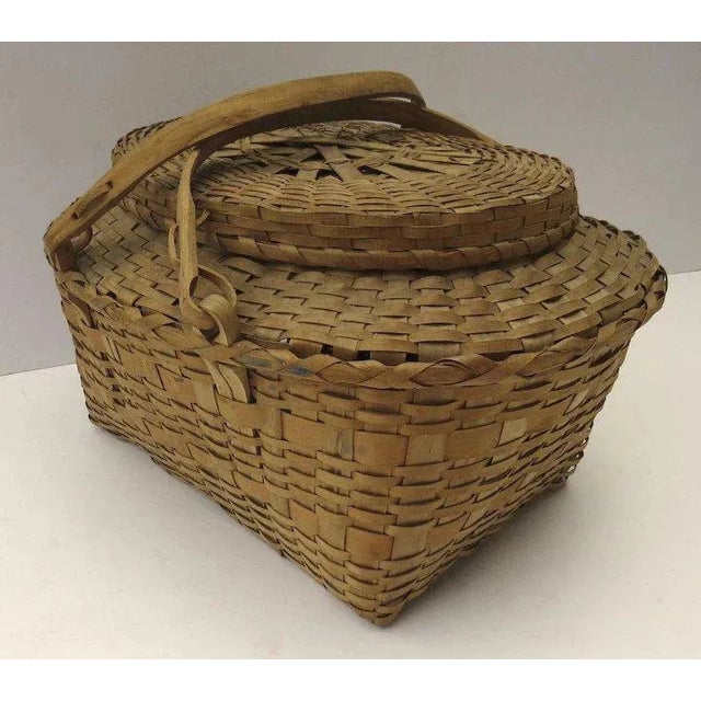 Vintage 1900's Winnebago Woven Market Picnic Lidded Basket with Swing Handles Country For Sale In Denver - Image 6 of 10