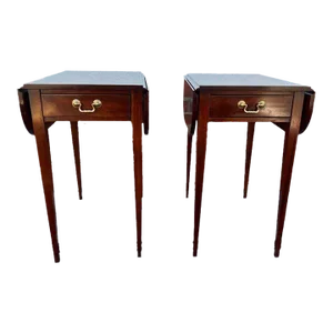 Henkel Harris Pair of Federal Style Mahogany Pembroke Drop-Leaf Side Tables