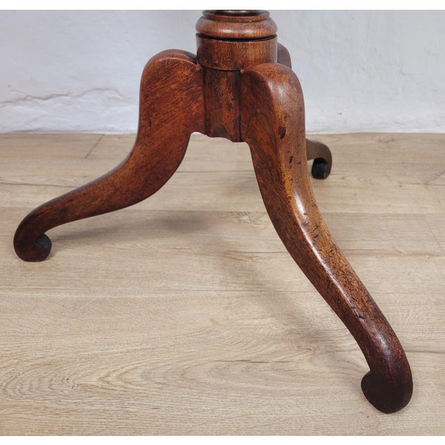 Brown English Georgian Tilt Top Table in Mahogany, 1820 For Sale - Image 8 of 15