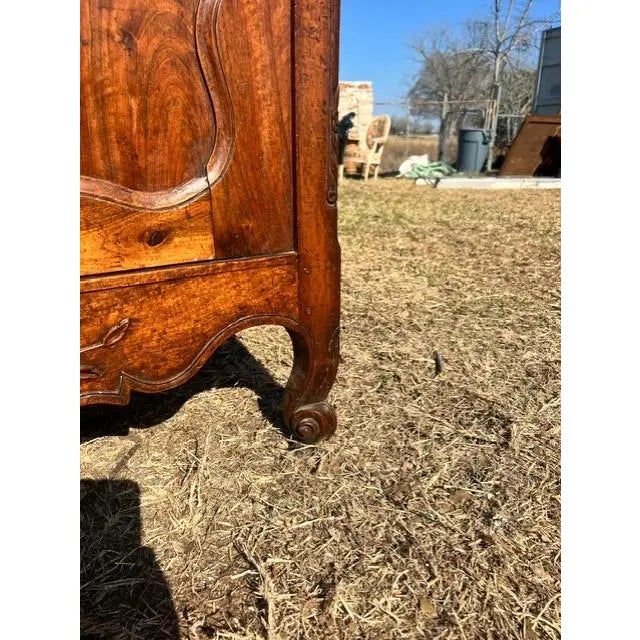 Fine 18th Century French Louis XV Provincial Burl Walnut Sideboard / Buffet. For Sale - Image 13 of 18