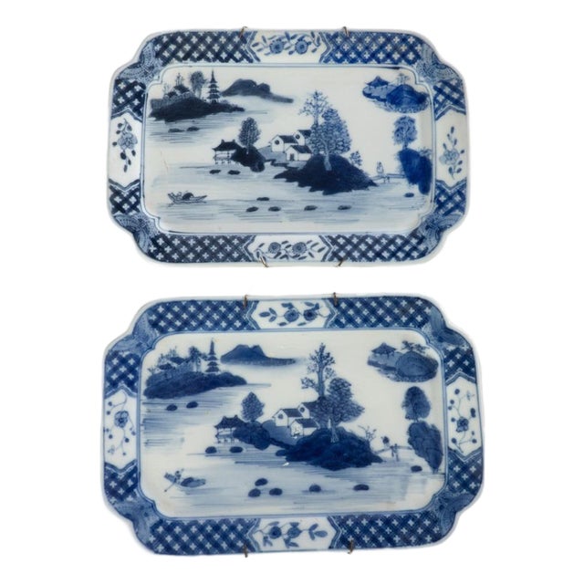 Mid 20th Century Pair of Chinese Blue and White Porcelain Plates For Sale