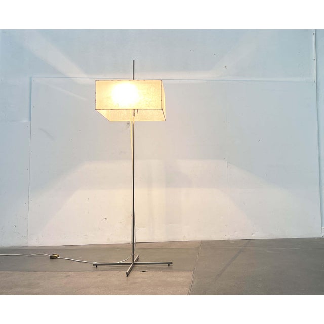 Mid-century floor lamp from Switzerland with a particularly minimalist base. The distinctive feature of this lamp is its...