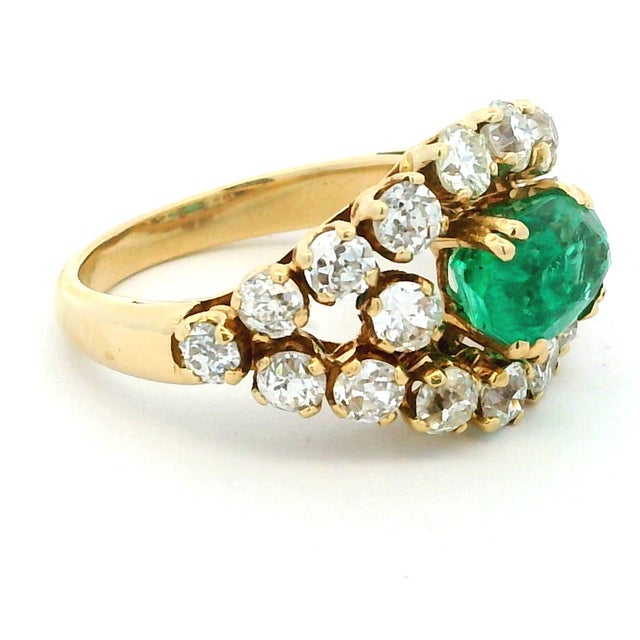 1960s Colombian 18k Yellow Gold Emerald & Diamond Cocktail Ring, Size 7 For Sale In Miami - Image 6 of 14
