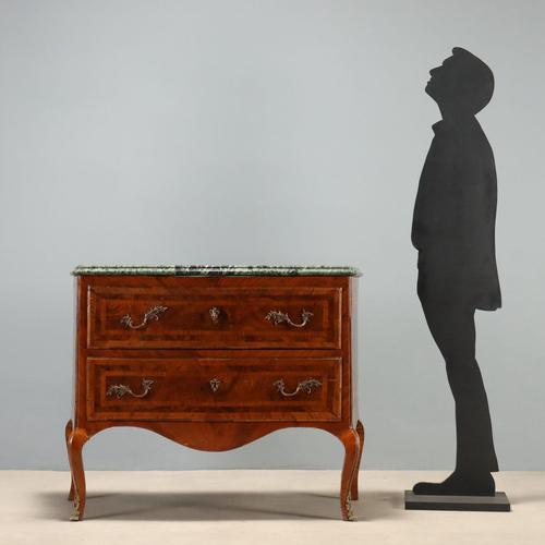 Late Baroque chest of drawers in walnut and walnut burl. Curved front with two drawers, as are the sides. Curved legs...