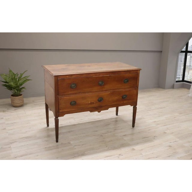 We present this elegant antique Italian chest of drawers dating back to the second half of the 18th century, the Louis XVI...
