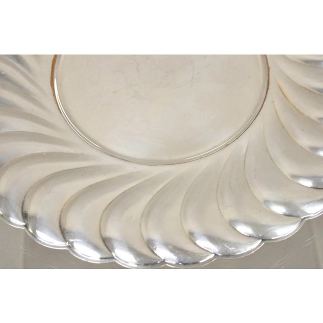 Metal Late 20th Century Wm Rogers Waverly 3826 Scalloped Edge Round Silver Plated Serving Platter Tray For Sale - Image 7 of 10