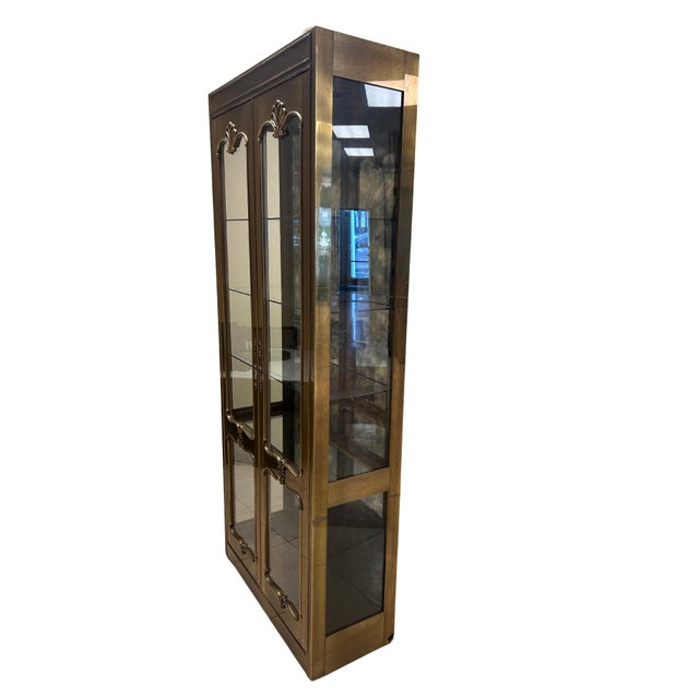 This stunning pair of vintage Mastercraft display cabinets embodies the refined glamour of 1970s Mid-Century design....