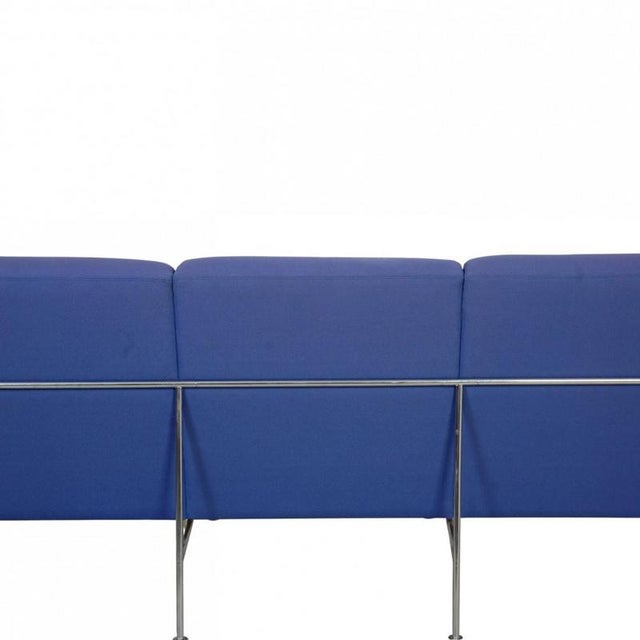 Model 3303 3-Seater Sofa in Blue Fabric by Arne Jacobsen, 1997 For Sale - Image 16 of 18