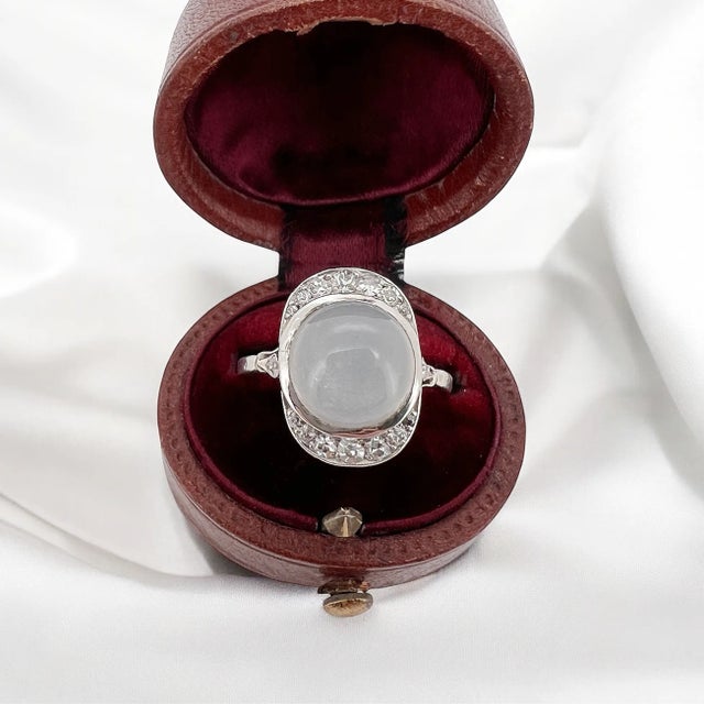 Art Deco period ring (circa 1920) in 18 carat gold (750 thousandths). It is decorated with a moonstone cabochon of...