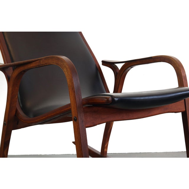 Yngve Ekström Lamino Chair in Original Black Vinyl Upholstery by Yngve Ekström for Swedese, Sweden For Sale - Image 4 of 8