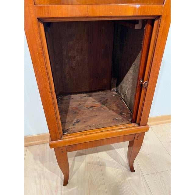 Biedermeier Pillar Cabinet in Cherry Veneer, 1820 For Sale - Image 9 of 18