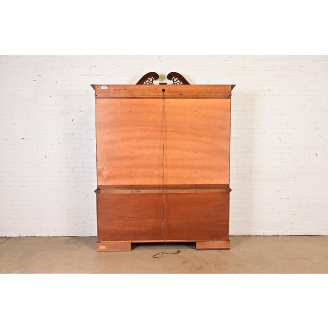 Late 20th Century Ethan Allen Georgian Carved Flame Mahogany Lighted Breakfront Bookcase Cabinet For Sale - Image 14 of 16