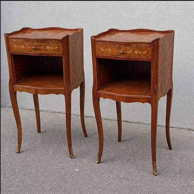 1930s Pair of French Louis XV Style Rosewood Side Tables Nightstands For Sale In Miami - Image 6 of 11