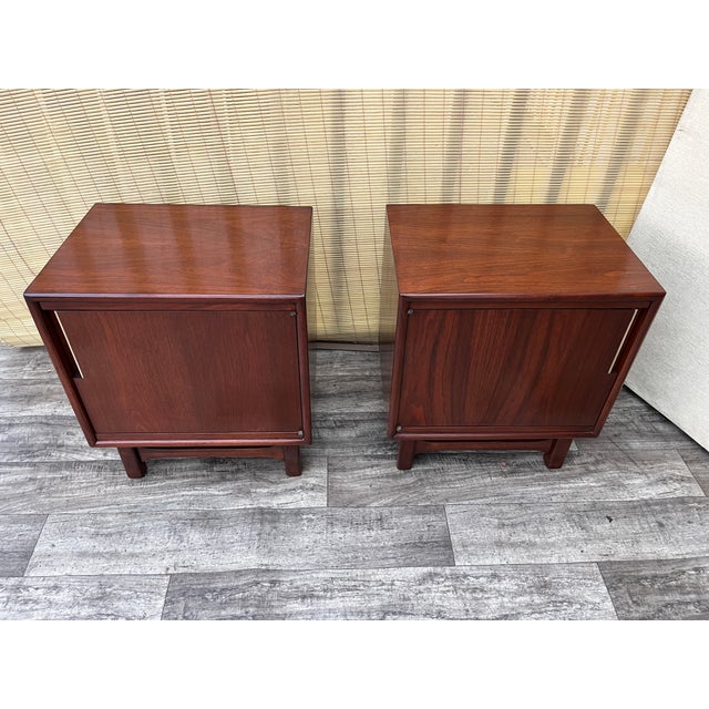 A Pair of Refinished Mid Century Modern Nightstands by Cavalier Furniture. Circa 1960s. For Sale In Miami - Image 6 of 18