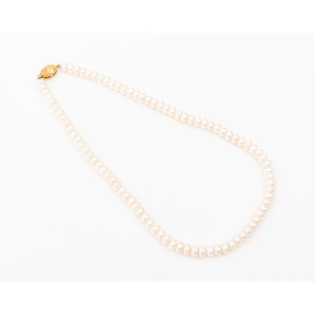 Classic Freshwater Pearl 18k Yellow Gold Diamond Necklace For Sale - Image 4 of 10