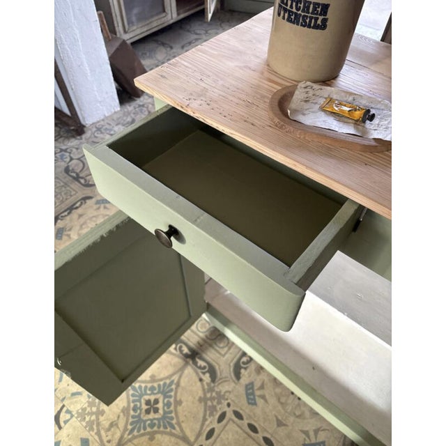 Vintage Green Country Buffet, 1940s, in Very Good conditions. Designed 1920 to 1949