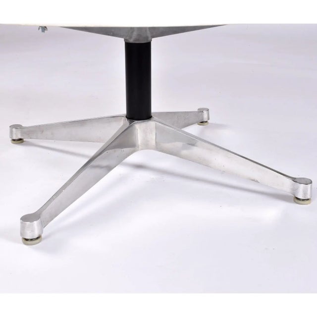 1970s Eames for Herman Miller Round White Marble Coffee Table on Aluminum Base For Sale - Image 5 of 10