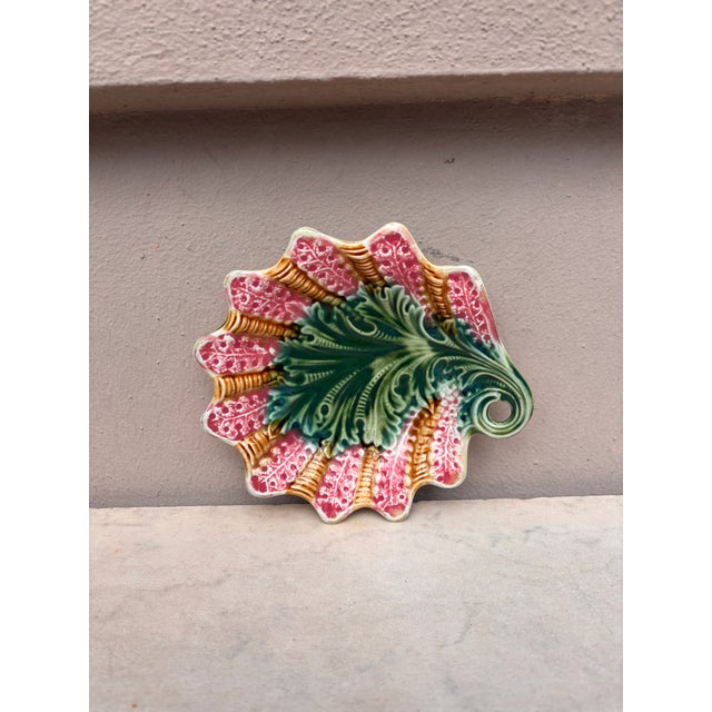 French Majolica dish with a curled leaf-stem handle, circa 1890.