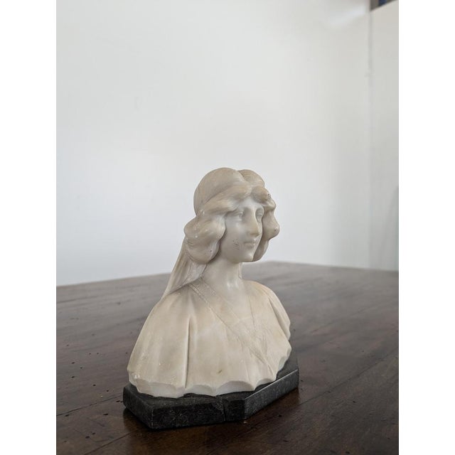 Small Bust of Young Woman in Alabaster, in Very Good conditions.