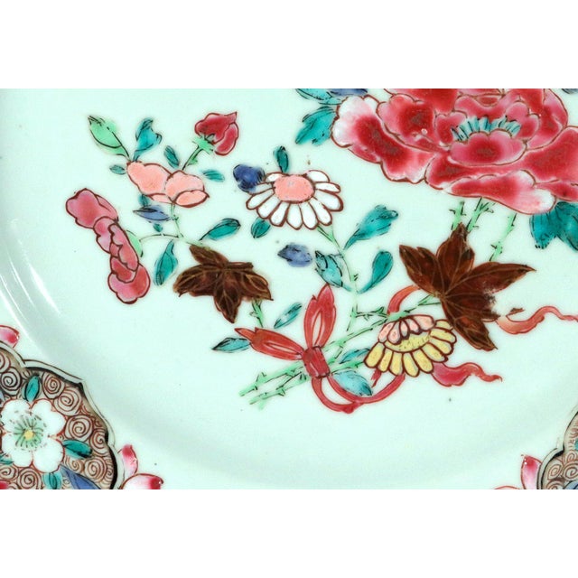 Chinese Export Porcelain Famille Rose Plate With Ribbon-Tied Peony Bouquet For Sale In Philadelphia - Image 6 of 8