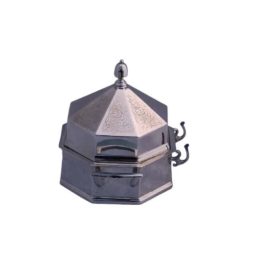 This is a cool octagonal-shaped trinket box. It’s decorated with floral engravings on both the lid and the box. The box...