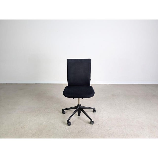 One of a total of 16 beautiful, used Vitra office chairs. It is the "T-Chair" model, shown here in the sought-after black...