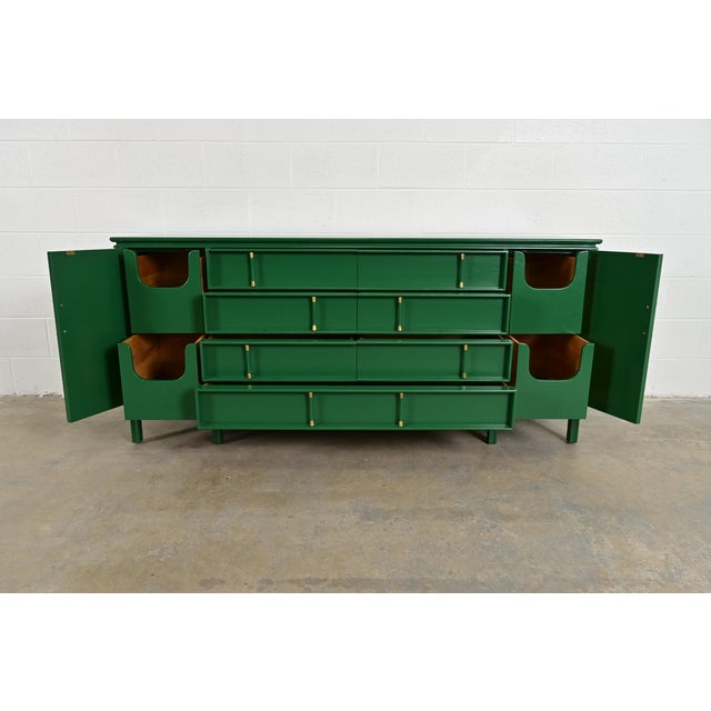 1950s Thomasville Hollywood Regency Chinoiserie Green Lacquered Long Dresser or Credenza, Newly Refinished For Sale - Image 5 of 14