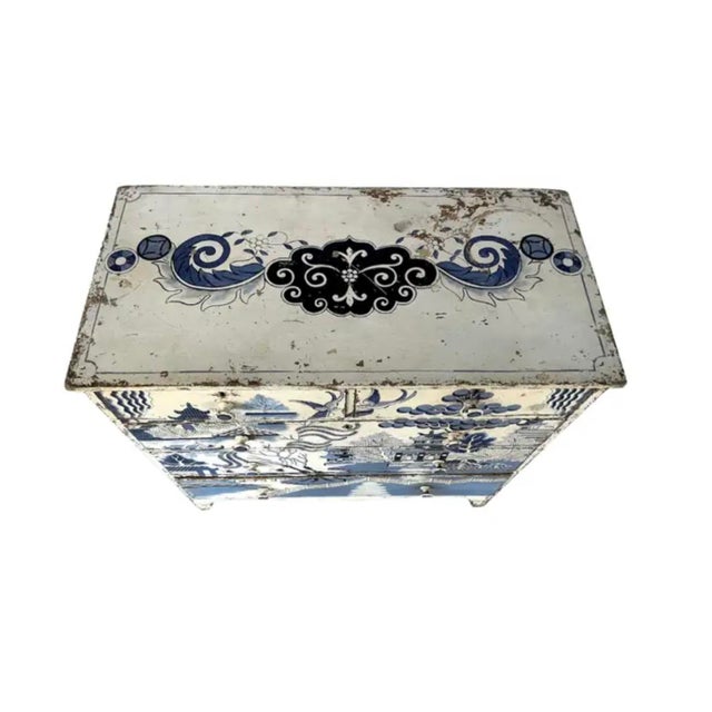 Early 19th Century Early 19th Century George III Chinoiserie Painted Chest For Sale - Image 5 of 14