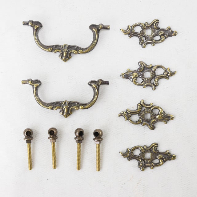 Beautiful hollow rose handles are perfect if you want to showcase the charm of wood without being obstructed by any board.