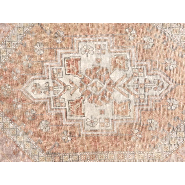 Expertly crafted by skilled artisans in Turkey, this vintage Oushak rug is a timeless addition to any home. Measuring 3'5"...