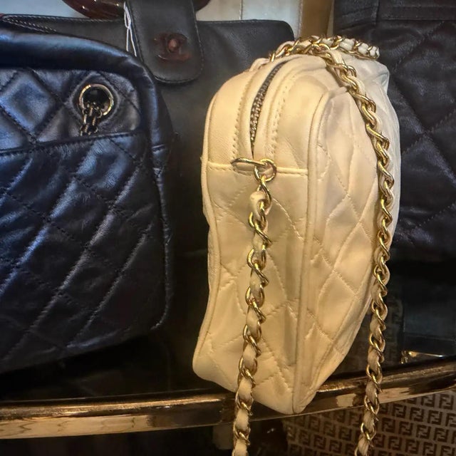 A 1988 Iconic Chanel Matelasse Cream Lamb Skin Shoulder Bag For Sale - Image 9 of 18